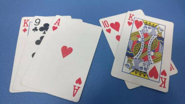 扑克玩法每人摸五张图片